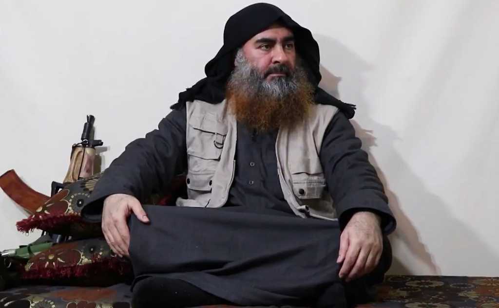 IS-sjef Abu Bakr al-Baghdadi sitter på gulvet. Foto.