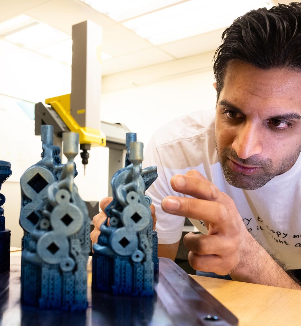 Sandeep Singh Klair med 3D-printede bremsekalipere.