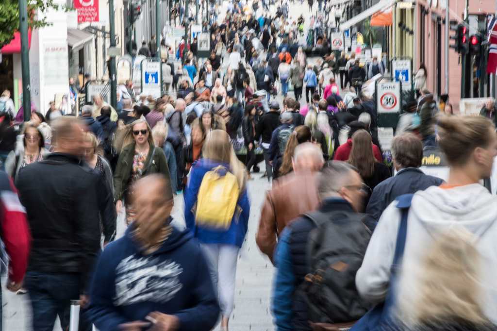 Oslo 20180621.
Mange folk som går på Karl Johan.
Foto: Vidar Ruud / NTB scanpix