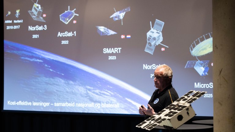 FFIs Richard Olsen foran en bilde som viser norske minisatellitter som er skutt opp siden 2010