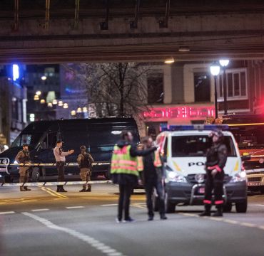 Politisperringer på Grønland i Oslo sentrum etter at politiet pågrep en 17 åring med en hjemmelaget bombe. I bakgrunnen ser vi politiets bombegruppe i aksjon.