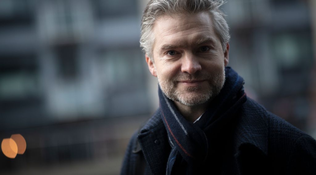 Mann som ser inn i kamera