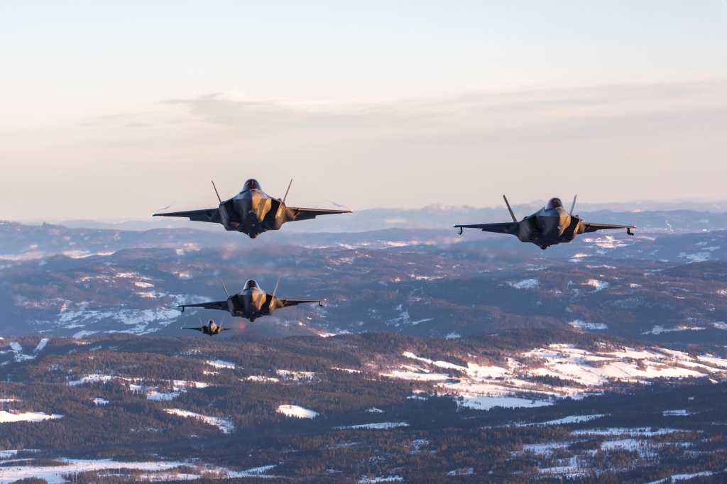 332 skvadron med F-35 flyr juleformasjon