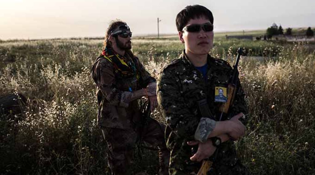 to ypg soldater i en eng