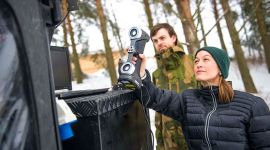 forsker demonstrerer 3d-printing i felt