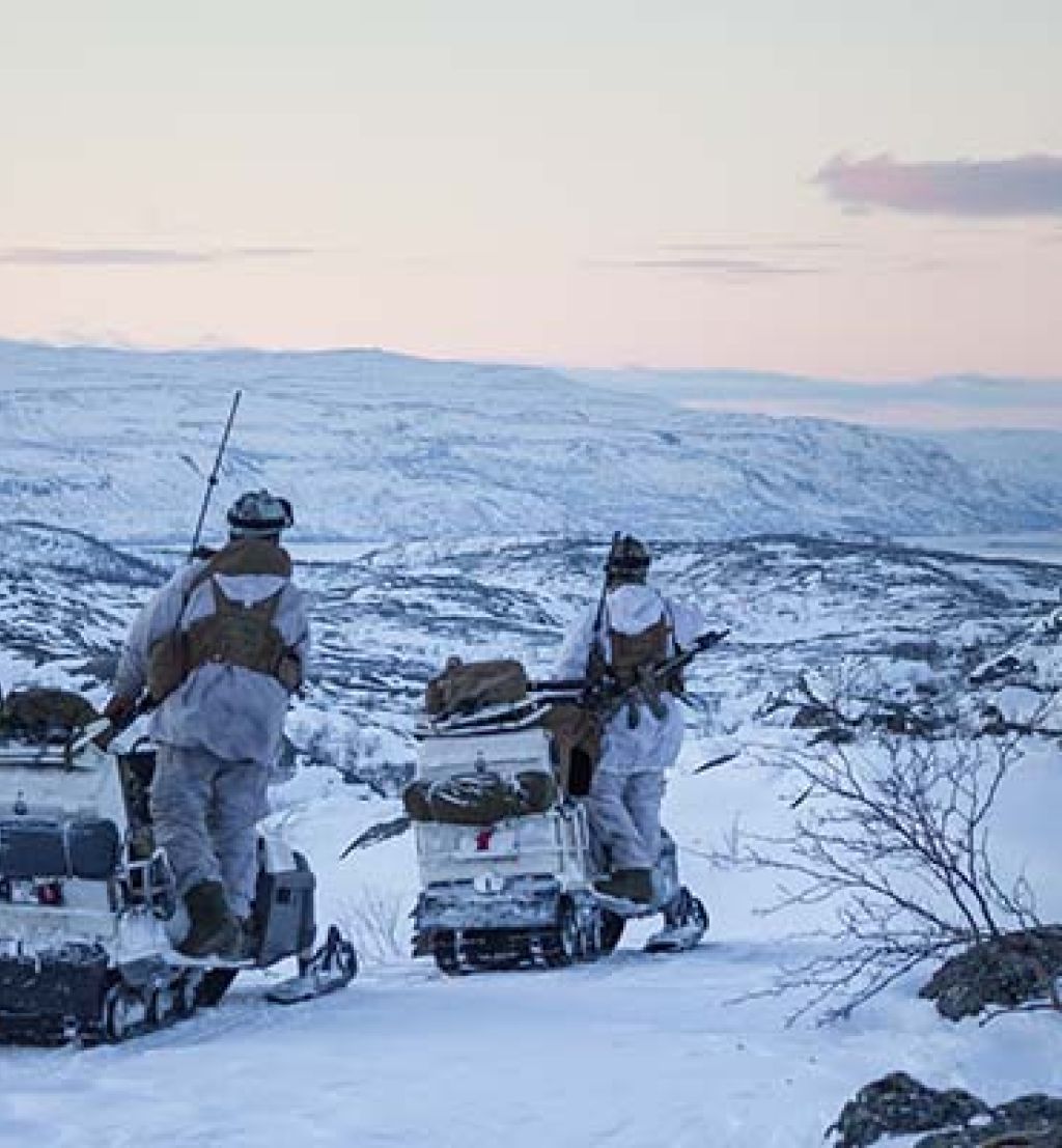 soldater på snøscootere i vinterlandskap