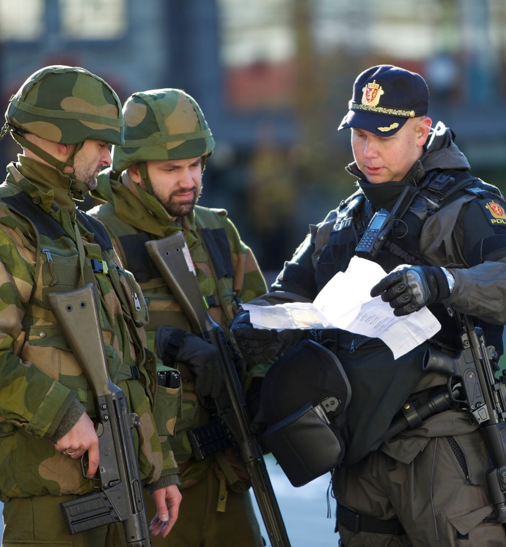 soldater og politi snakker sammen. Foto