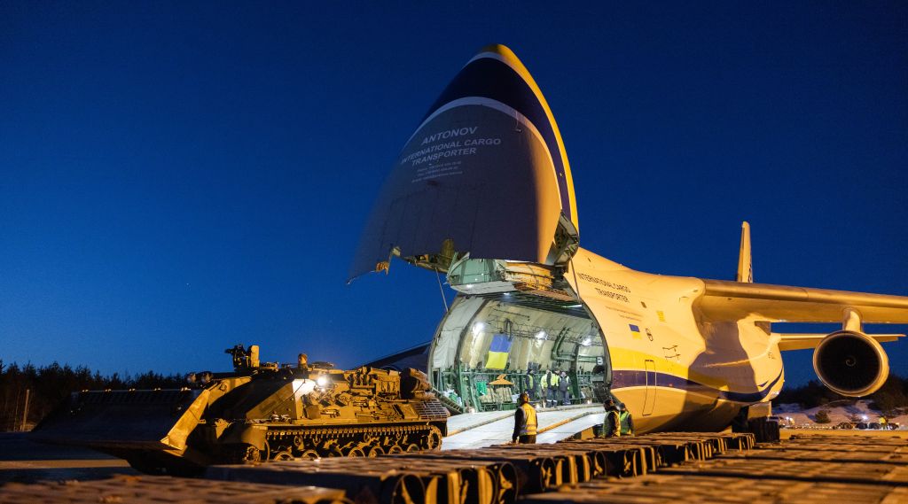 Et Antonov An-124 fly står med tuppen åpen og så kjører en Leopard 2 inn