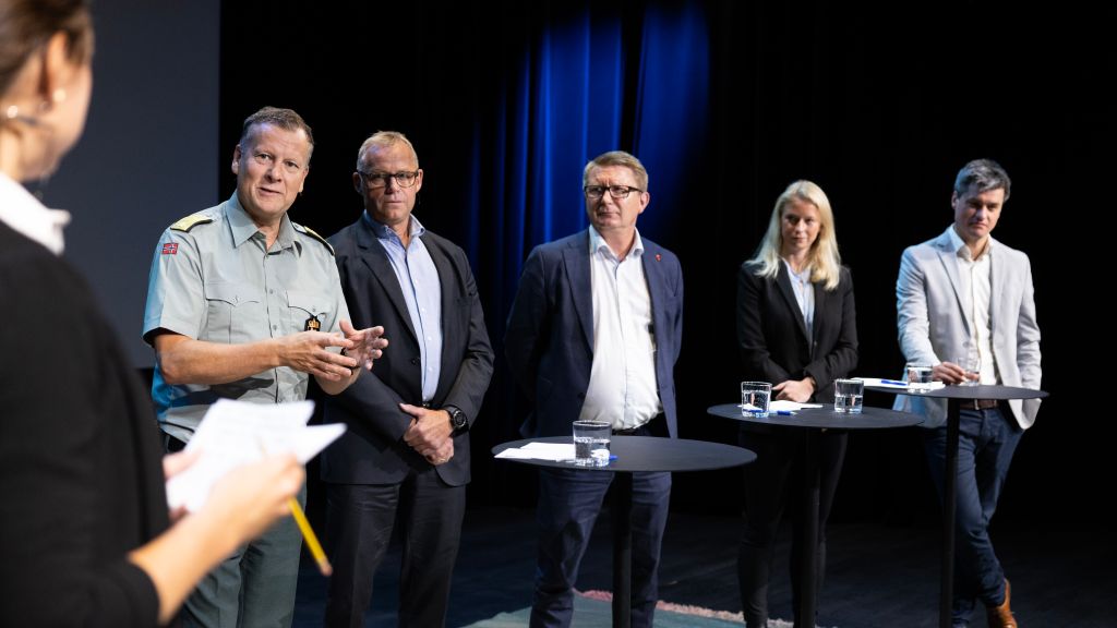 Fem paneldeltagere ser på programleder Grethe Skaugvoll.