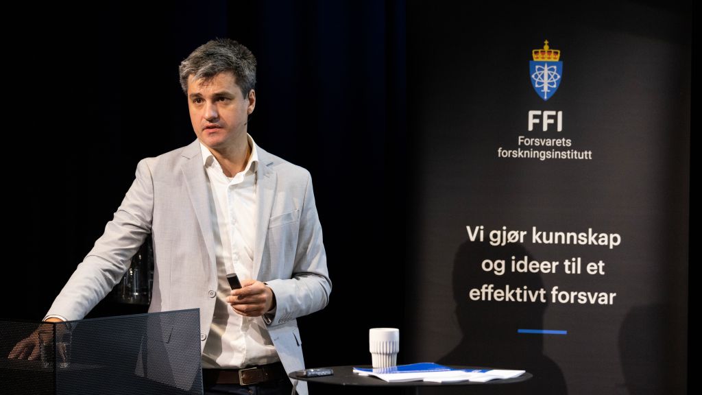 FFI-forsker Aksel Wilhelm Wold Eide holder foredrag i Deidhmansalen i Oslo.