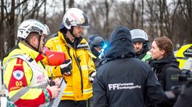 Brannmenn og forskere på øvelse. Foto