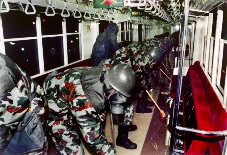 Soldater renser en t-banevogn for sarin i Tokyo 20. mars 1995.