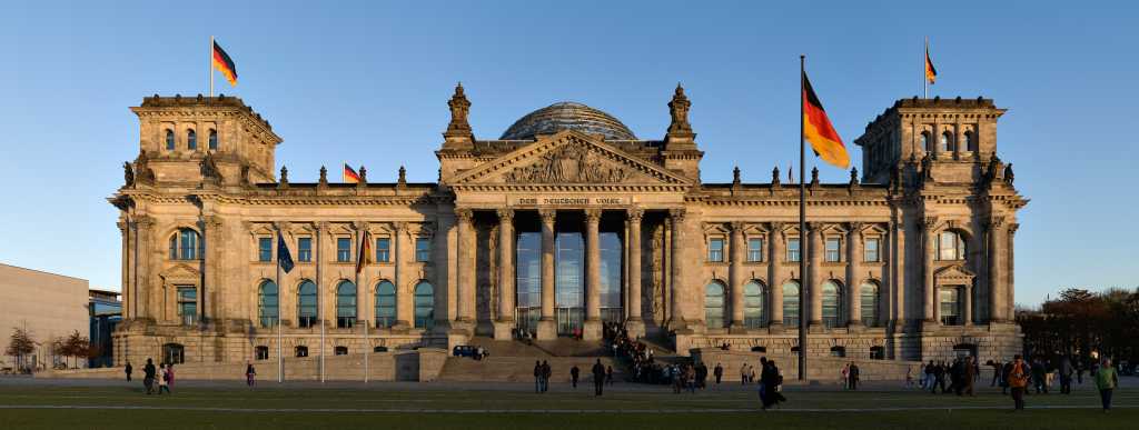 Riksdagen i Berlin med tyske flagg