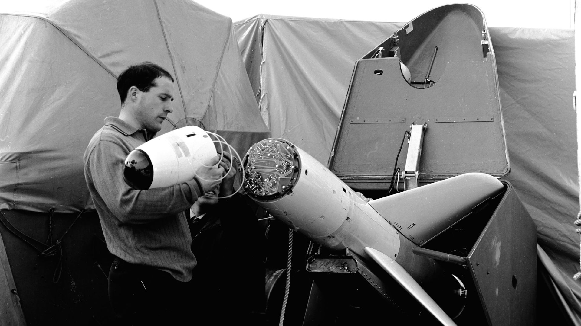 Arnt J. Øvreness monterer neseseksjonen på Penguin.