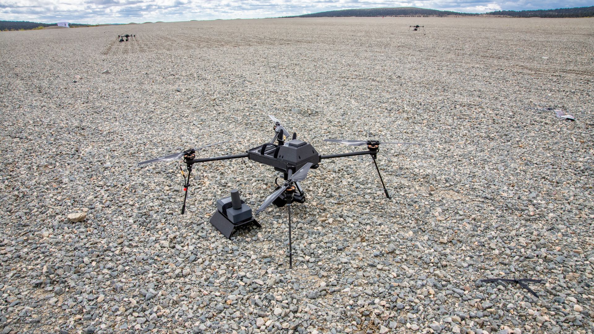 Drone med fire bein står på grusen