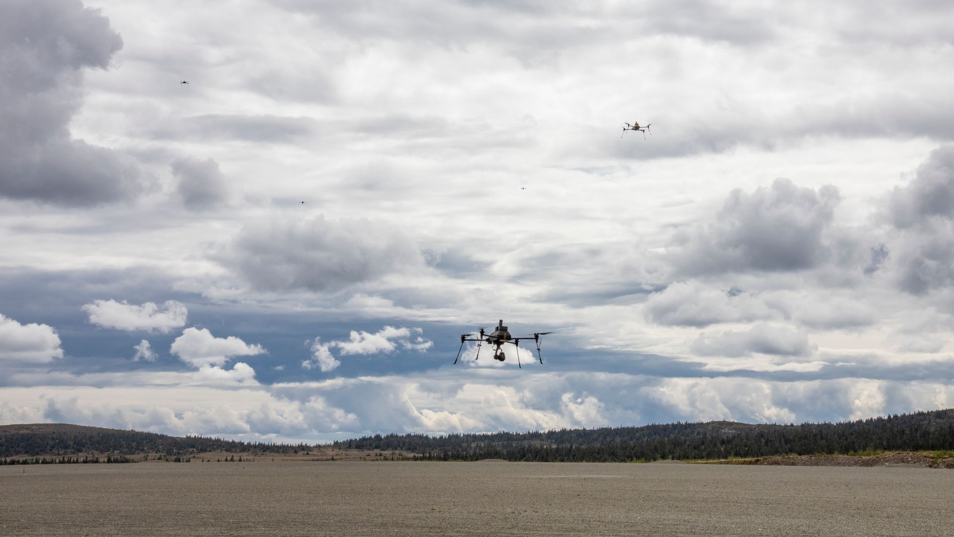 droner i lufta over grusplass