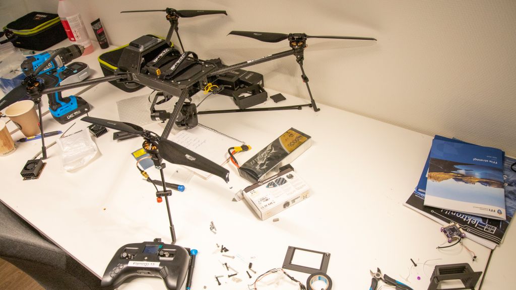 Drone på rotete kontorpult