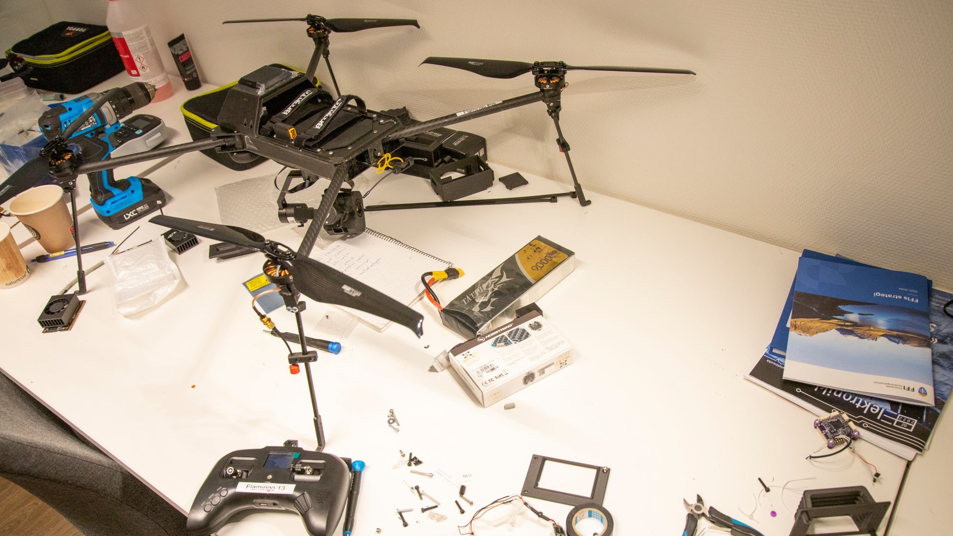 Drone på rotete kontorpult