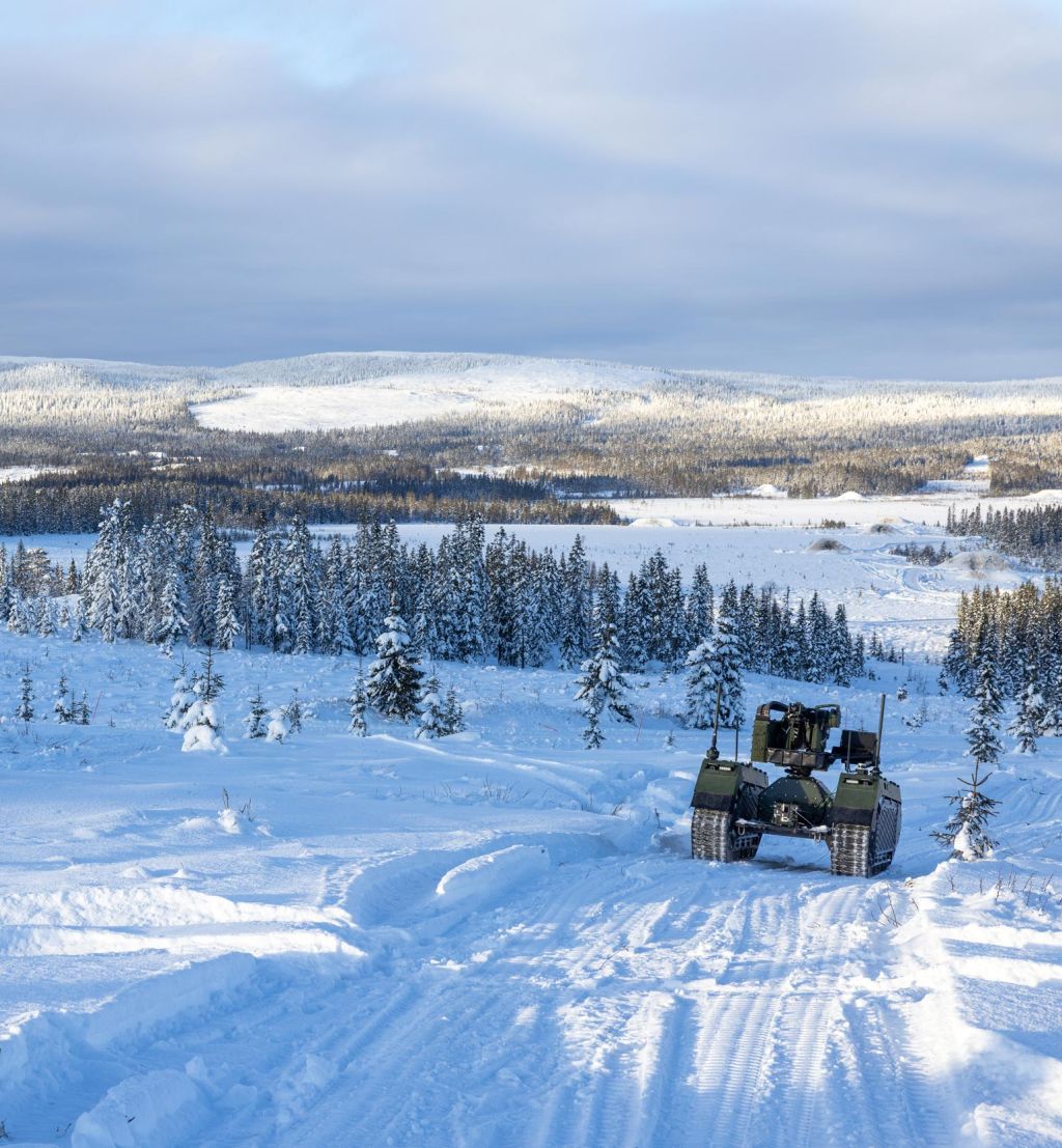 To UGV-er kjører autonomt i en vinterlig testløype.