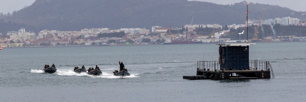 Fire RIB-er i sjøen uten for kysten av Portugal.