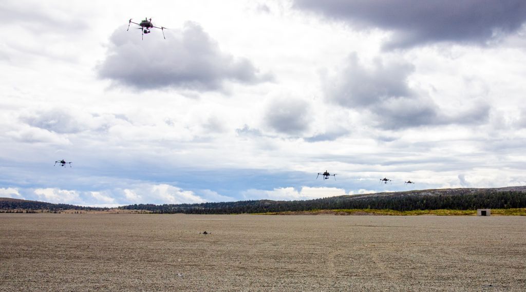 Flere droner i sverm over grusplass