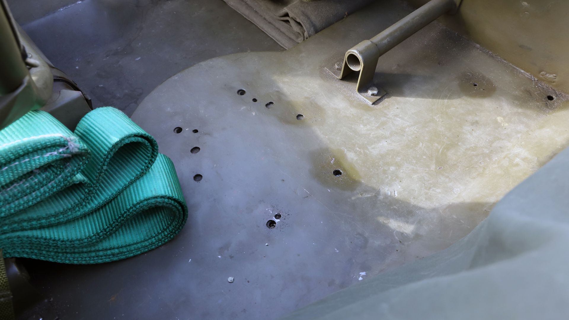 Skruehull i gulvet på jeepen.