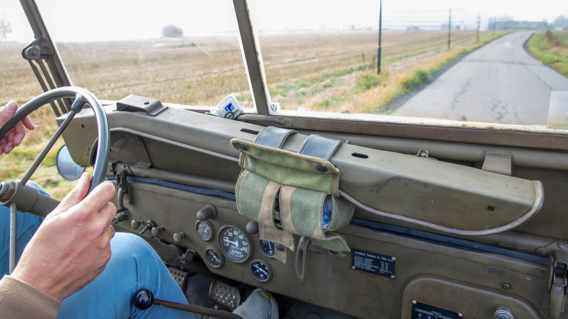 Frontruta med geværstativ på en Willys jeep.