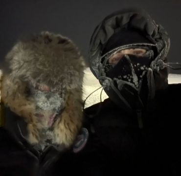 To personer med lue og pelshette. Det er så vidt mulig å se øynene til personene bak all pelsen.