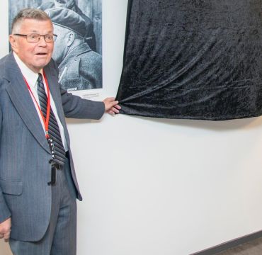Hans Leif Tronstad avduker farens medaljer.