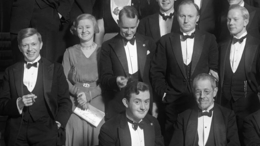 Studentfest. Velkledde unge mennesker på 1930-tallet.