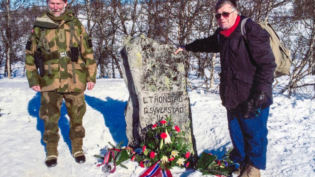 Gunnar Syverstad i uniform og Hans Leif Tronstad ved minnesteinen der Leif Tronstad ble drept.