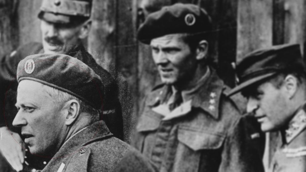 Sort-hvitt bilde av Leif Tronstad sammen med kong Haakon VII og kronprins Olav. 