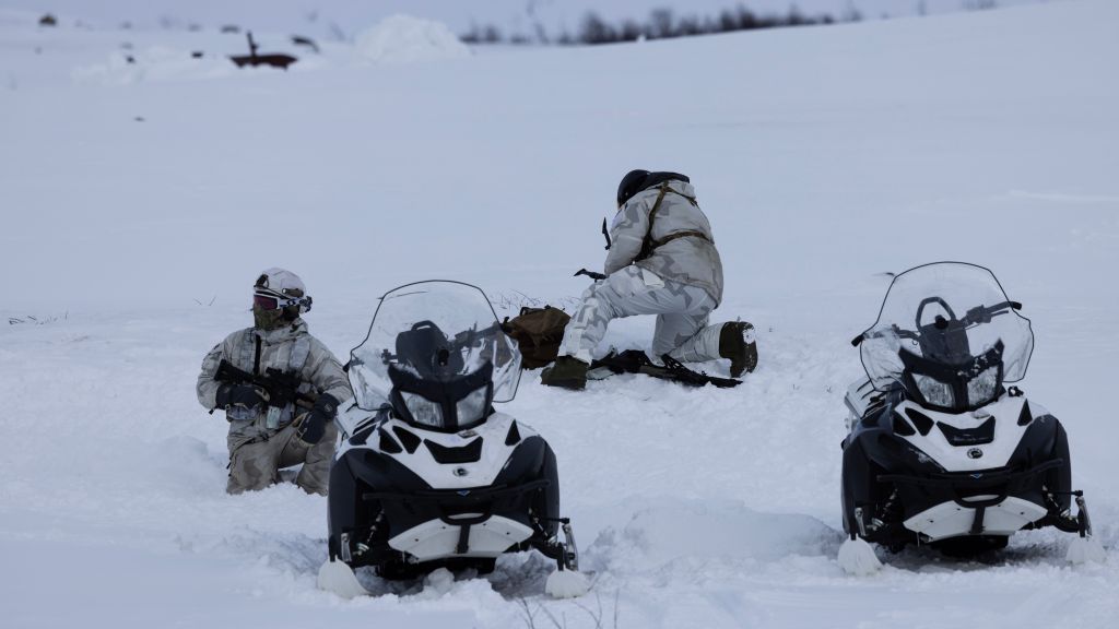 Tre soldater med snøscooter. Finnmarksvidda. Snø. En holder vakt, en annen speider etter fiender.