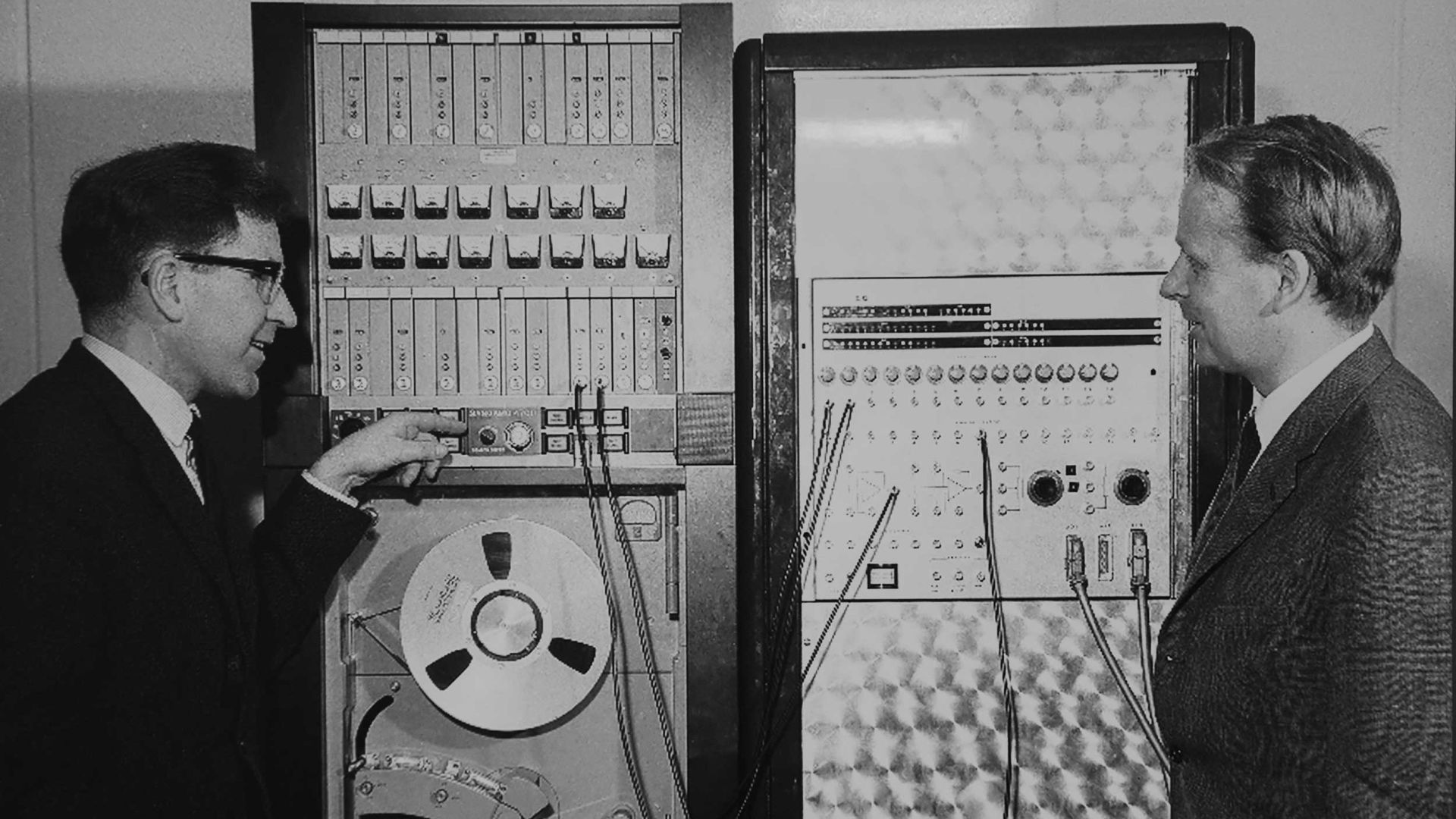 To menn ved en datamaskin anno 1965.