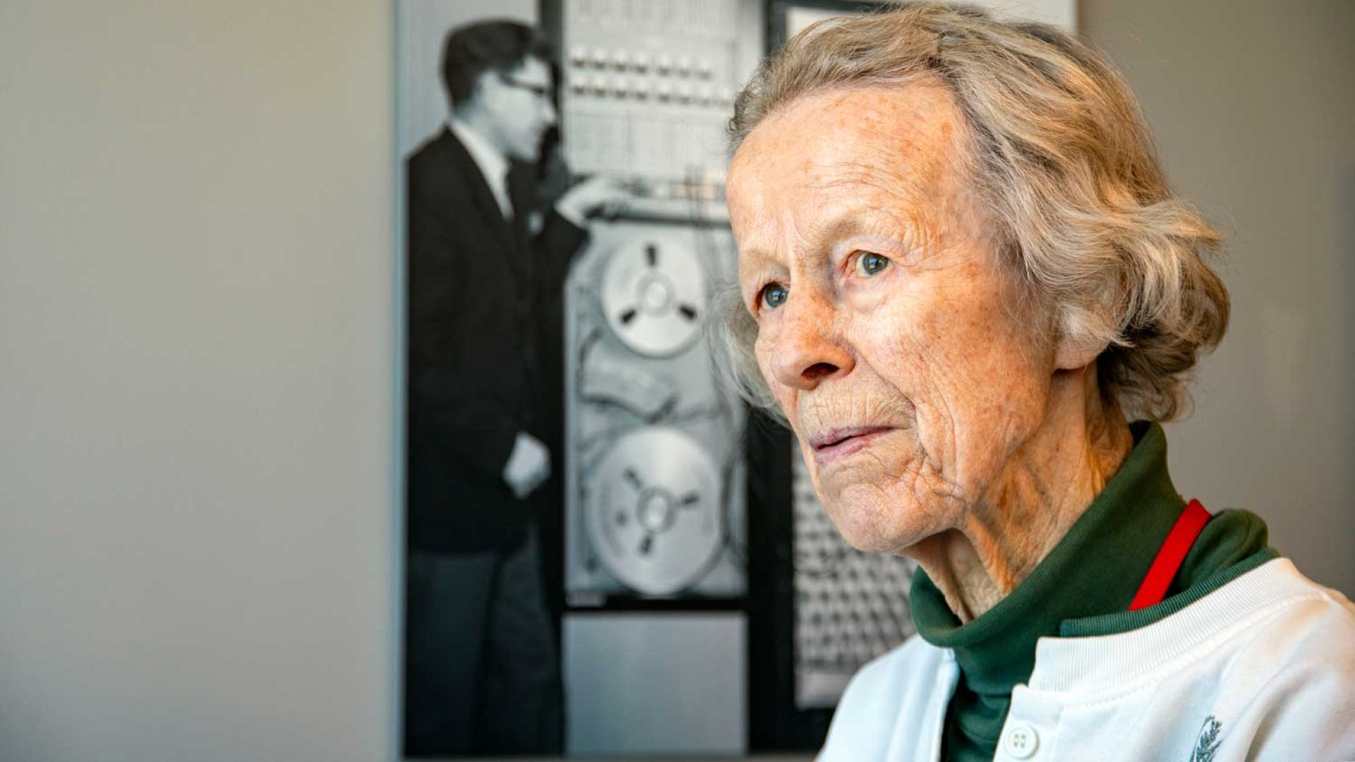 Bente Lundh foran et bilde av mannen.