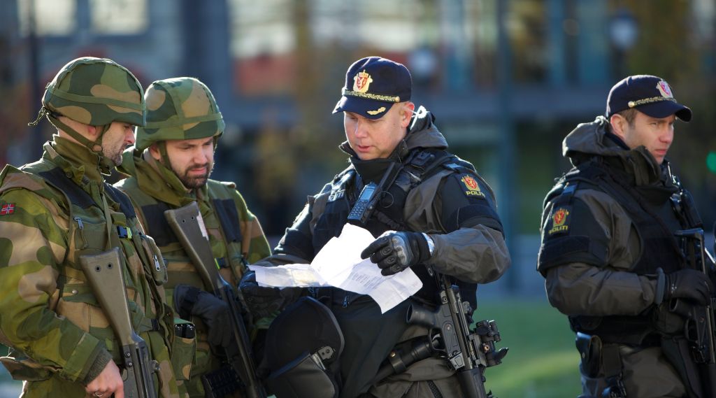 soldater og politi snakker sammen. Foto