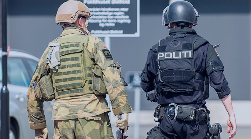 Politi og soldat samarbeider i samfunnsikkerhetsøvelse.