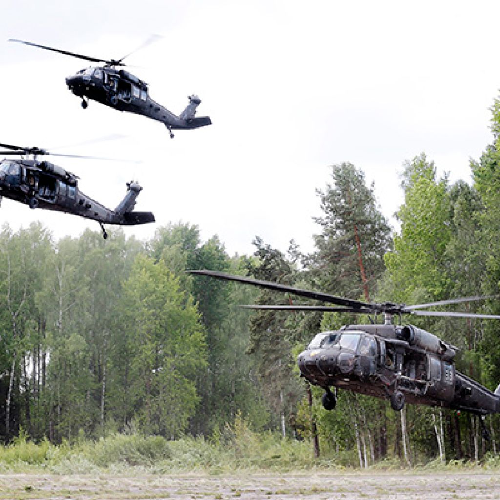 Spesialstyrker i tre helikopter, fra USA, Georgia, Ukraina og Latvia, lander på en felles demonstrasjon under øvelse Flaming Sword 2016 som går i de Baltiske landene Litauen, Latvia og Estland / Special forces from the United States, Georgia, Ukraine and Latvia in a joint demonstra