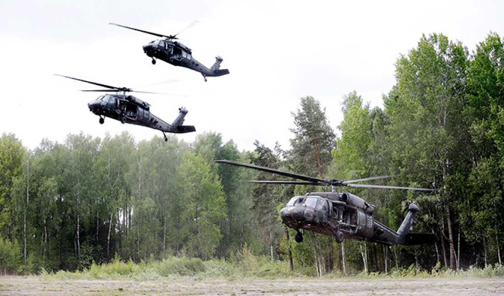 Spesialstyrker i tre helikopter, fra USA, Georgia, Ukraina og Latvia, lander på en felles demonstrasjon under øvelse Flaming Sword 2016 som går i de Baltiske landene Litauen, Latvia og Estland / Special forces from the United States, Georgia, Ukraine and Latvia in a joint demonstra