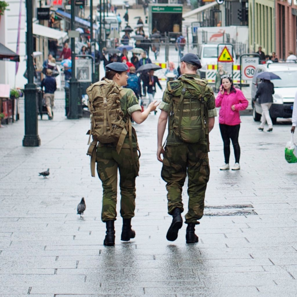 To soldater går ned Karl Johan. Østbanehallen kan skimtes  lenger fremme.