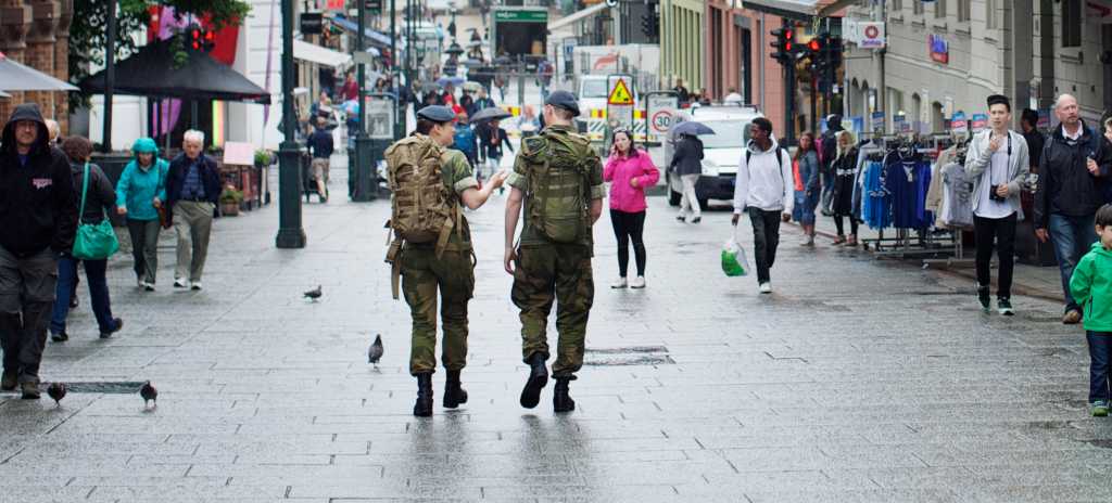 To soldater går ned Karl Johan. Østbanehallen kan skimtes lenger fremme.