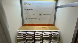 et stemmeavlukke med stemmesedler og instruksjoner