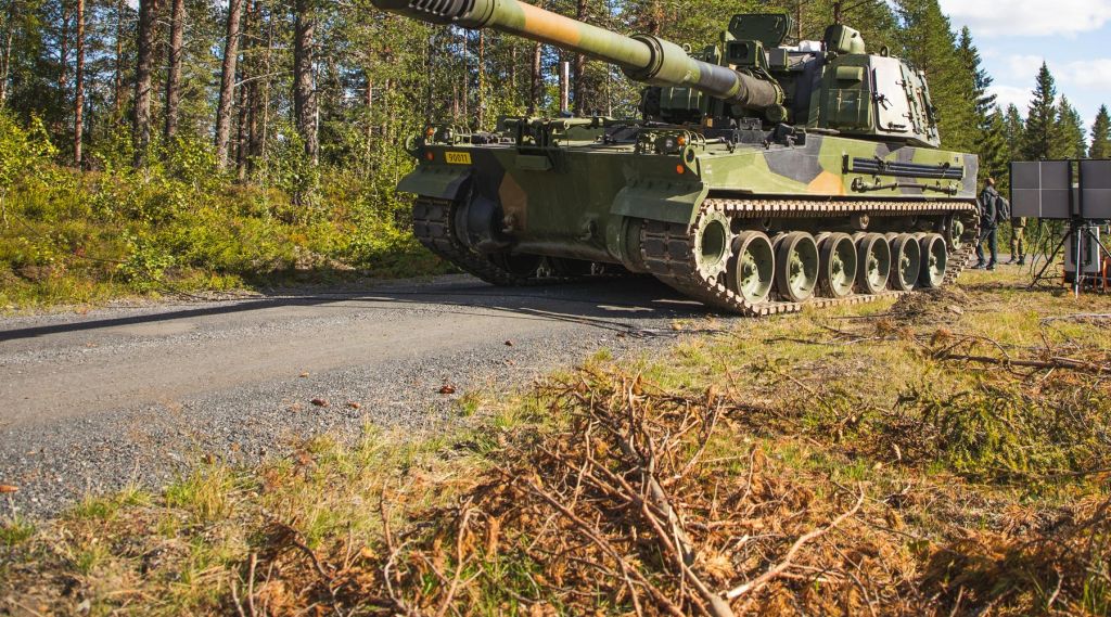 K9 Vidar artilleri på en grusvei i et skogsområde.
