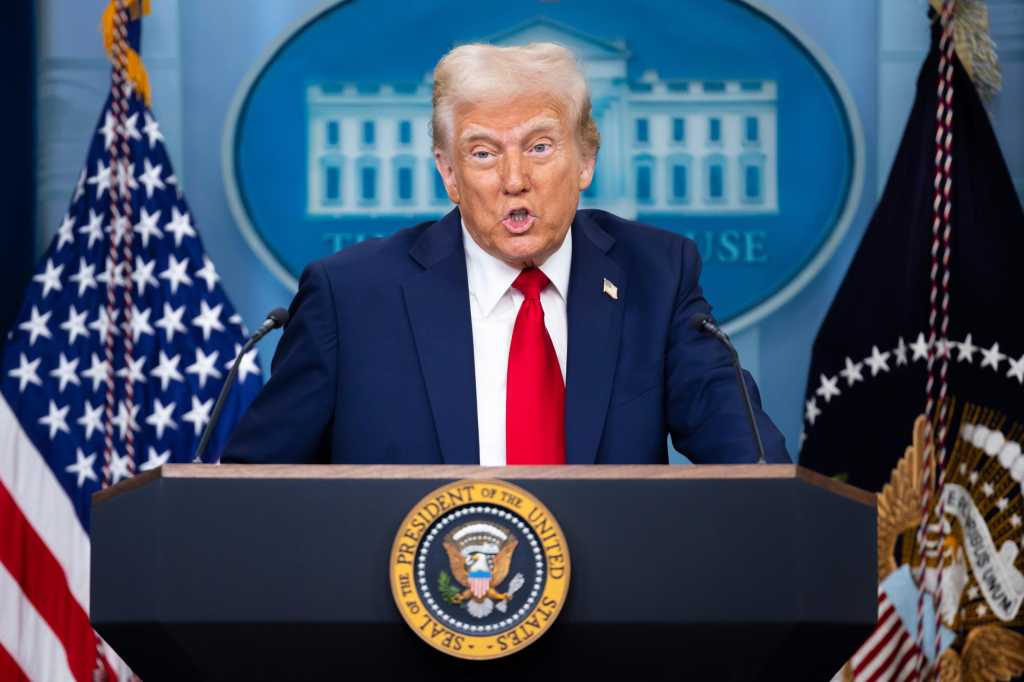 Donald Trump på talerstolen i Det hvite hus.