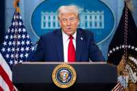 Donald Trump på talerstolen i Det hvite hus.