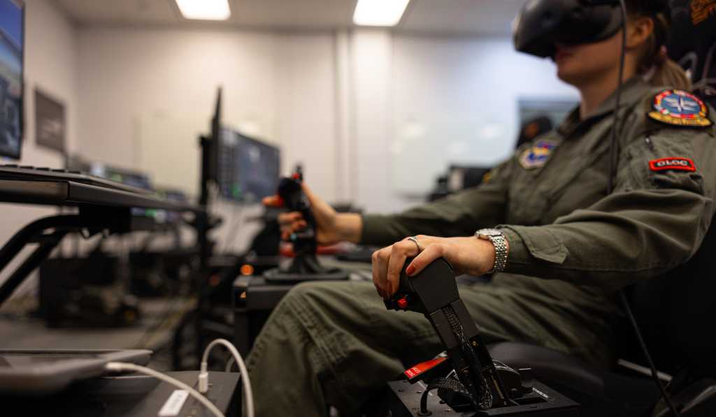 Norske kampflyelever på utdanning på Sheppard Air Force Base i USA. En soldat sitter i en flysimulator.