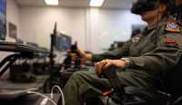 Norske kampflyelever på utdanning på Sheppard Air Force Base i USA. En soldat sitter i en flysimulator.