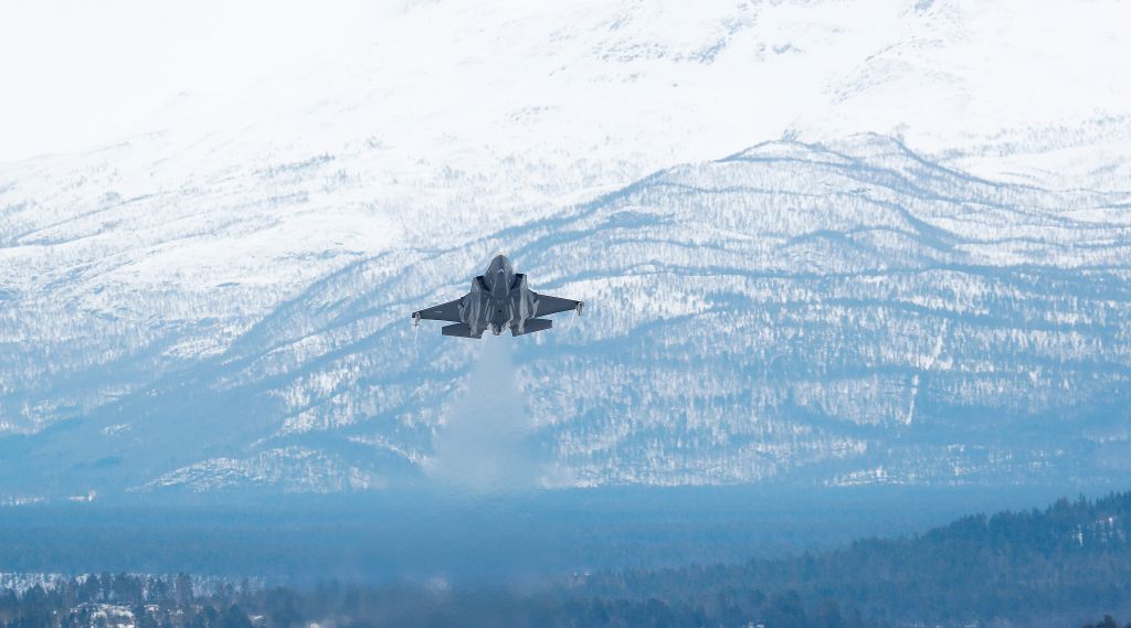 F-35A kampfly fra Luftforsvaret flyr over Bardufoss flystasjon under vinter øvelsen Cold Response 2022