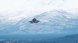 F-35A kampfly fra Luftforsvaret flyr over Bardufoss flystasjon under vinter øvelsen Cold Response 2022