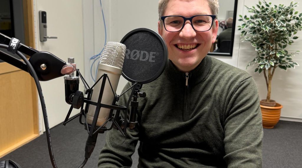 Miika Brenna Jarsve i podkaststudio.